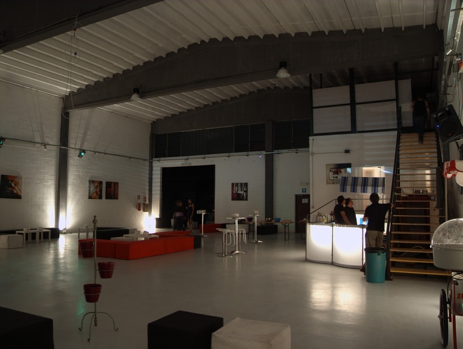 Expostudios: location openspace di 350mq a Rho nelle vicinanze della fermata MM1 Rho Fiera. Adatta per showroom, sfilate, sessioni di photoshooting, come set per videoclip, presentazioni di prodotti, car clinique.