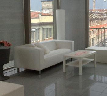 Noleggio arredi Lounge: Divano Roma bianco ecopelle a Milano Noleggio arredi Lounge: Divano Roma bianco ecopelle a Milano