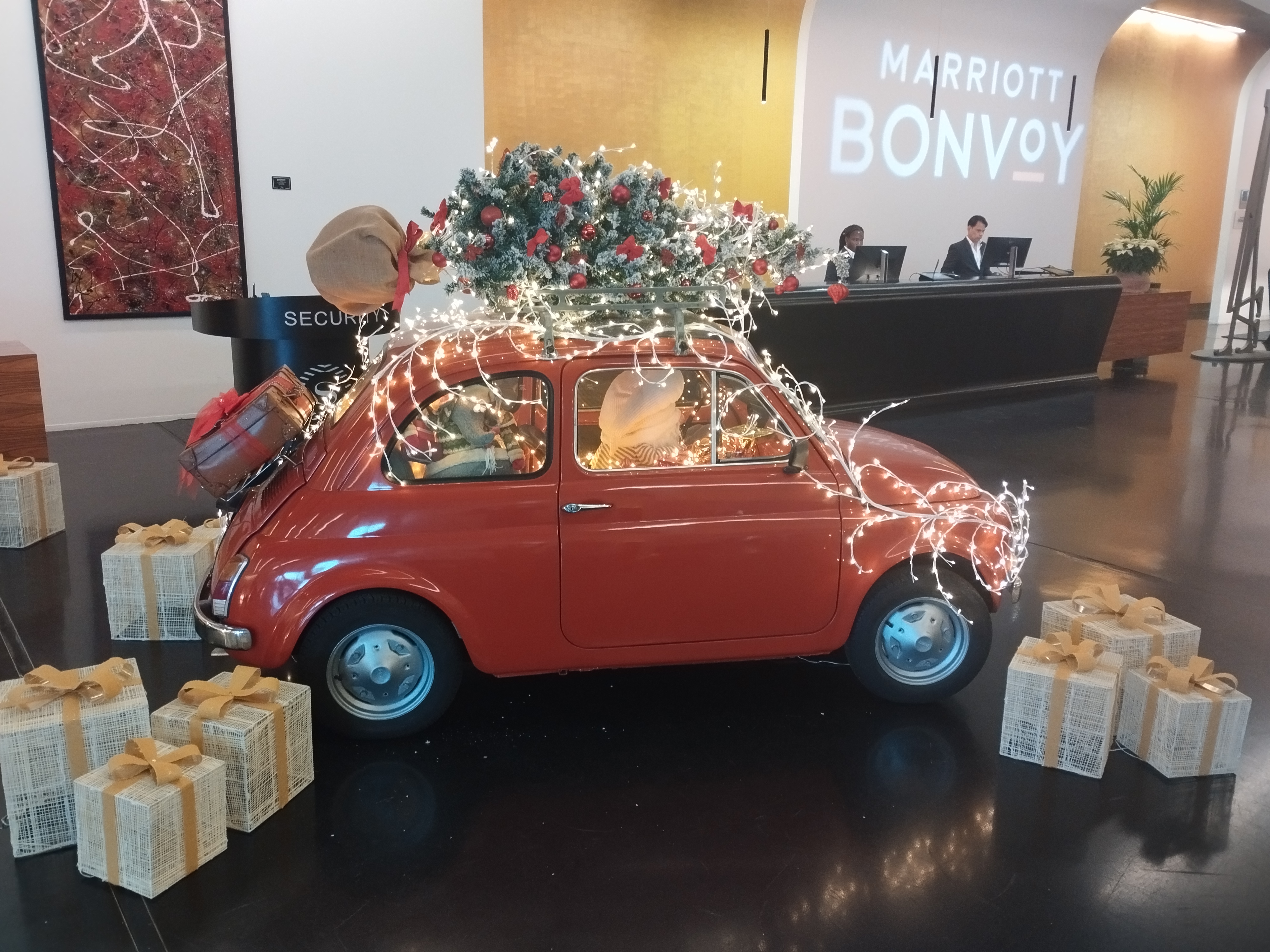 Noleggio addobbi natalizi luminarie a Milano, in Lombardia e in Italia: Fiat cinquecento d`epoca Natalizia