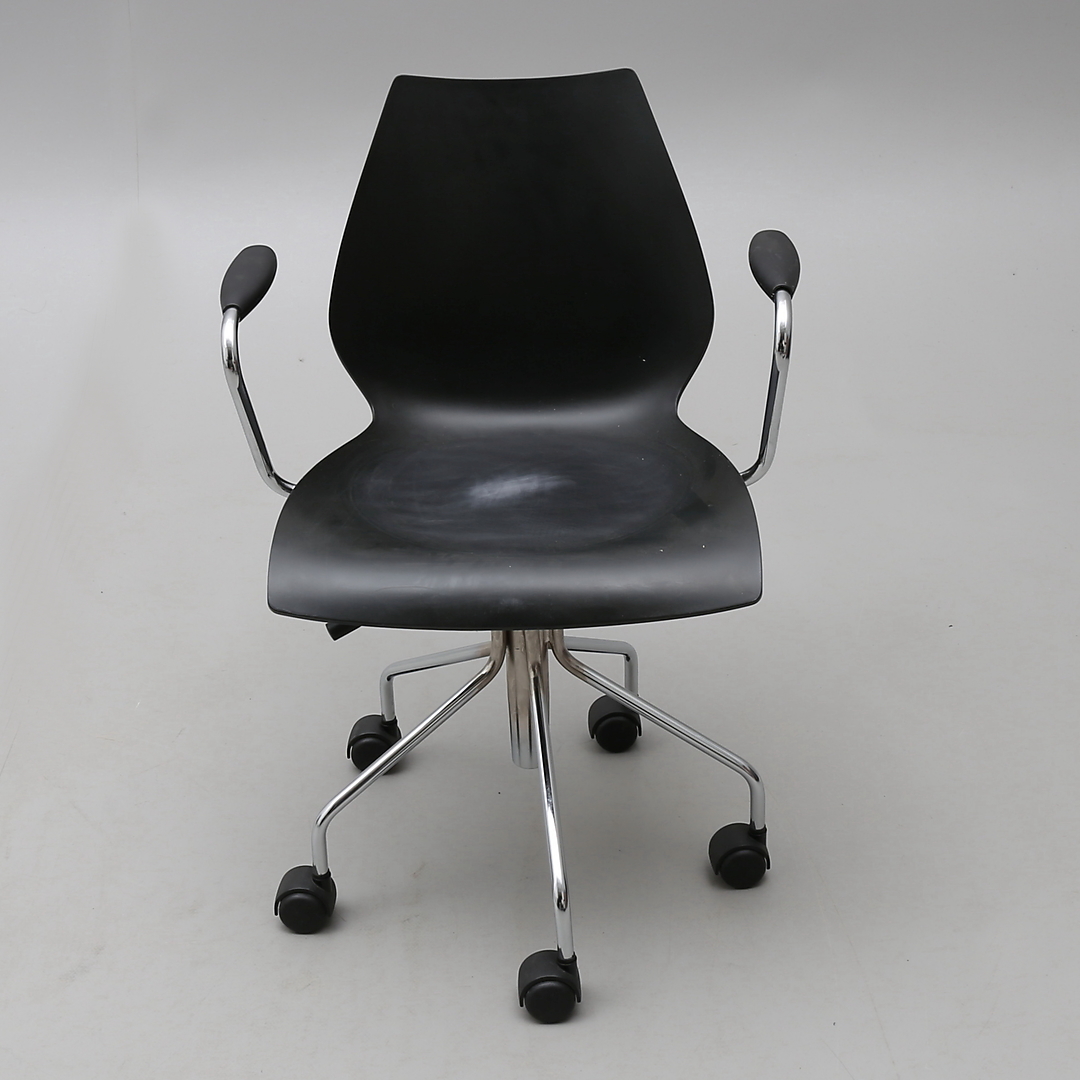 Kartell chair with black wheels rental in Milan, in Italy and abroad Sedia kartell con rotelle nere