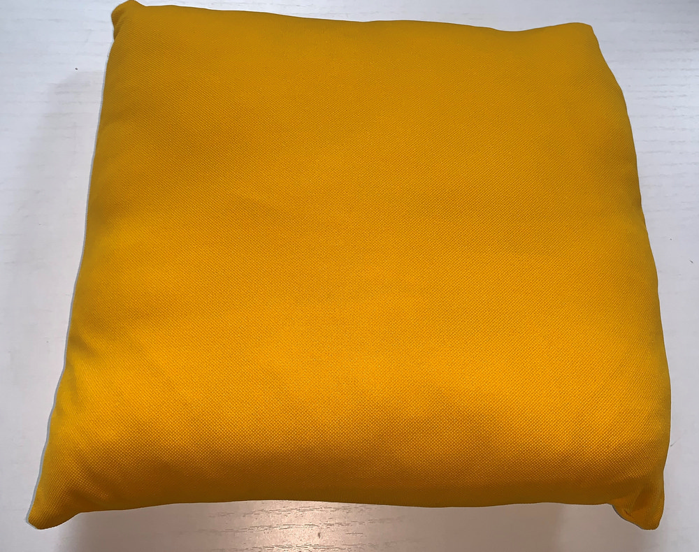 Cuscino giallo scuro 