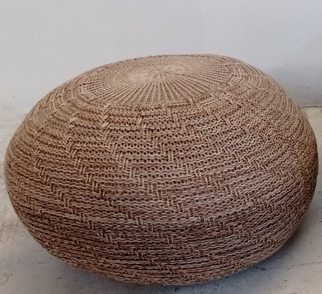 Pouf di lana color crema