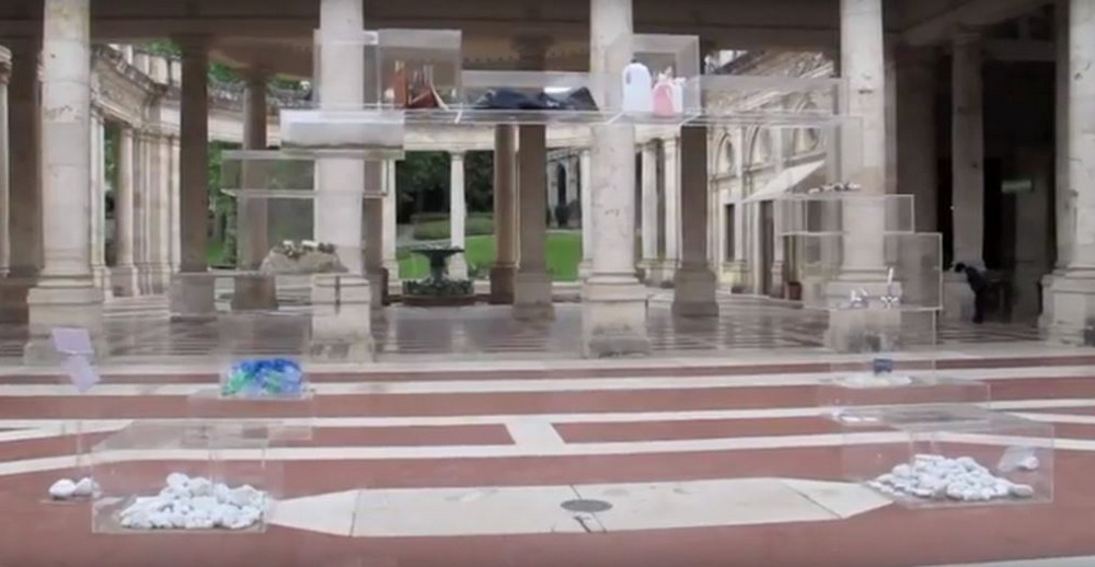 Plexiglass: composizione di cubi a formare un arco