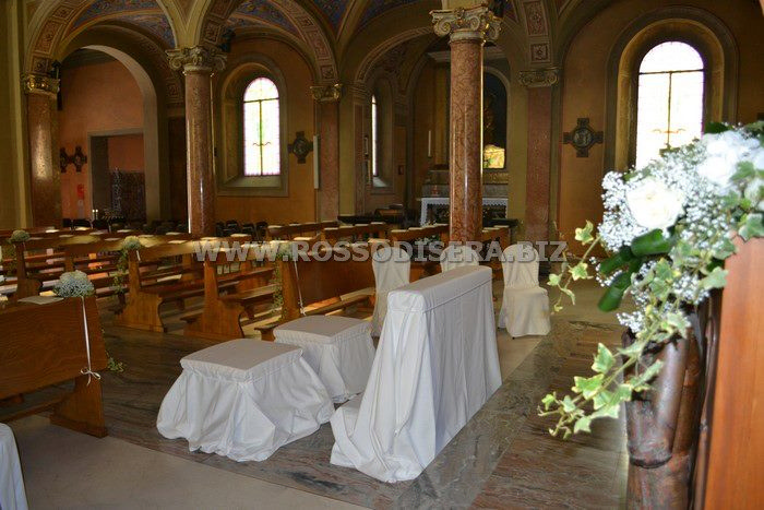 Inginocchiatoio sposi ricoperto con tessuto bianco
