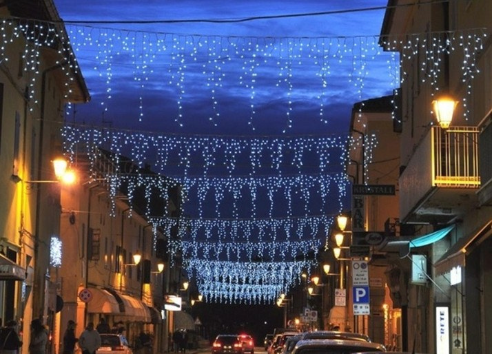 Addobbi Natalizi Luci.Noleggio Addobbi Natalizi Luci Effetto Stalattiti A Milano