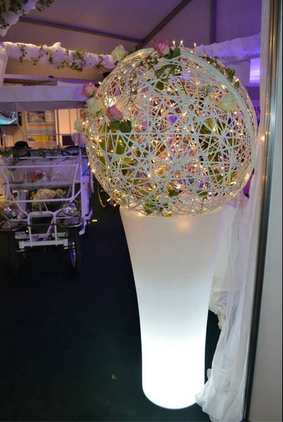Noleggio Vaso lyon decorativo luminoso con sfera a Milano Vaso lyon decorativo luminoso con sfera