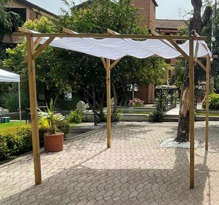 Pergola in legno con tetto in tessuto bianco